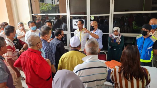 否认1人有多摊位 小贩挑战市会公布名单
