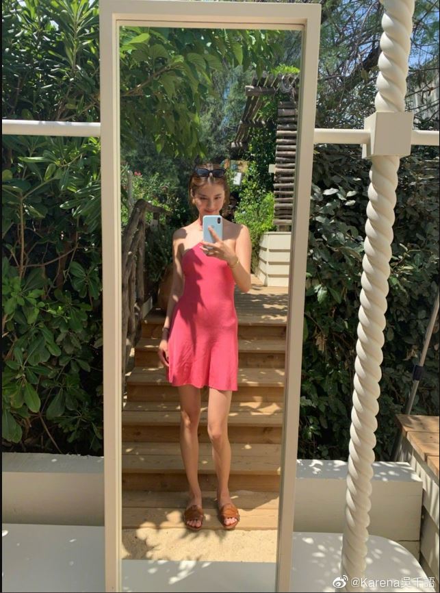 吴千语罕晒合照公开恋情 男友开心转发