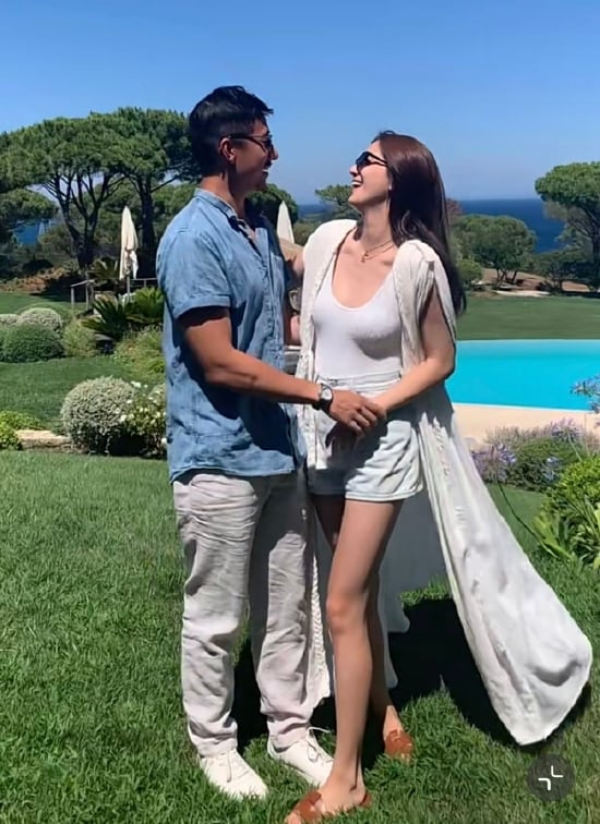 吴千语罕晒合照公开恋情 男友开心转发