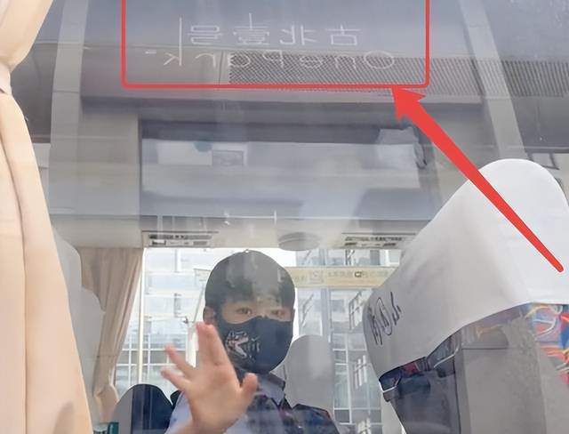 吴尊晒儿女搭校车上学  学费被曝高达38万