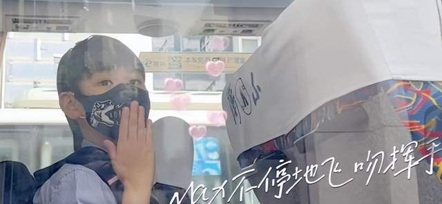 吴尊晒儿女搭校车上学  学费被曝高达38万