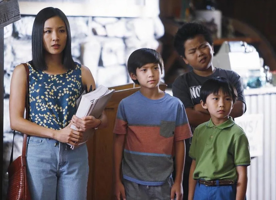 吴恬敏控制作人性骚 狼爪从大腿摸到胯部