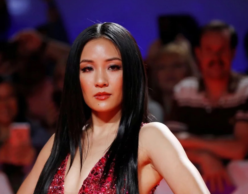 吴恬敏控制作人性骚 狼爪从大腿摸到胯部