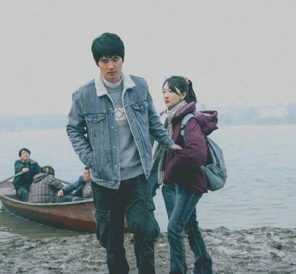 周冬雨刘昊然热恋同居？ 直接刷卡进家被拍 