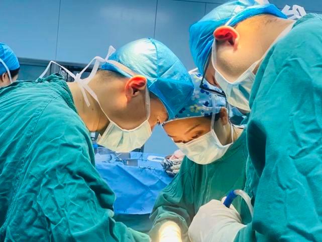 和3岁儿玩踩肚皮 爸爸脾脏被踩破