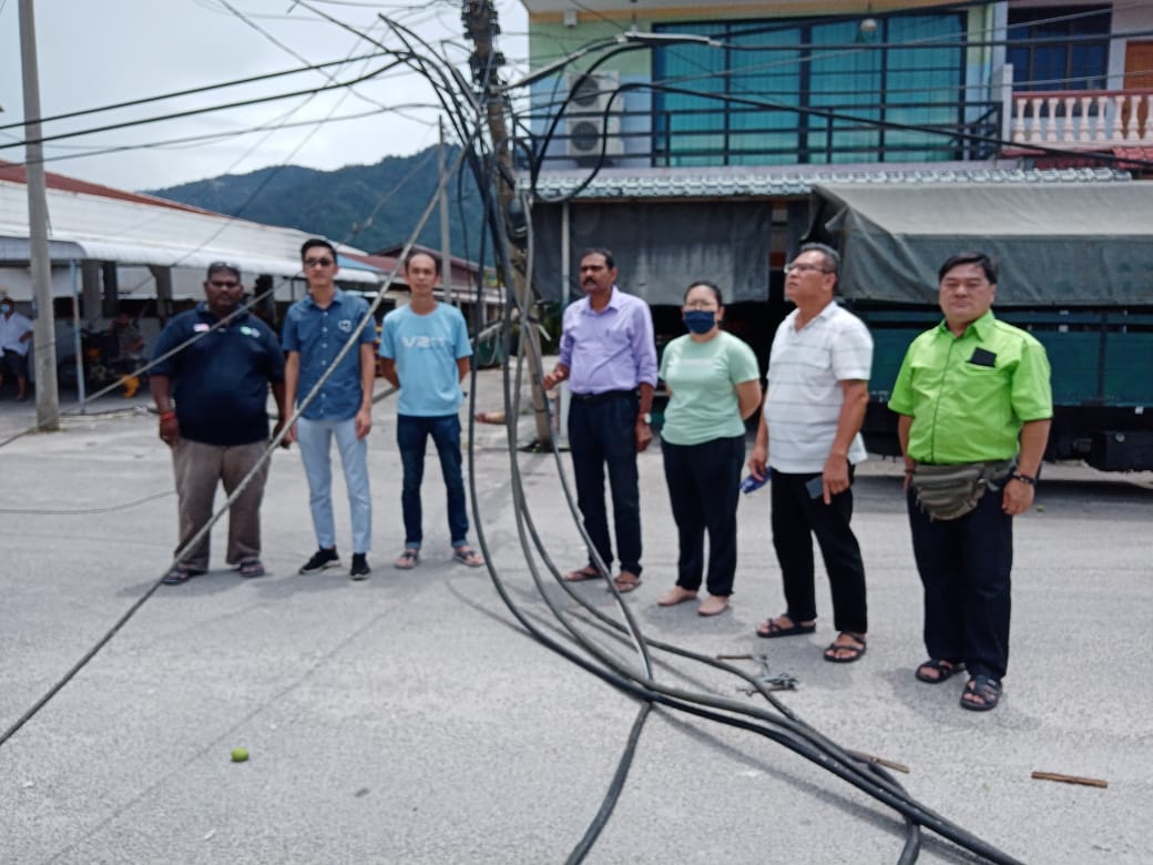 和丰林玛班映新村 罗里扯断电缆电话线