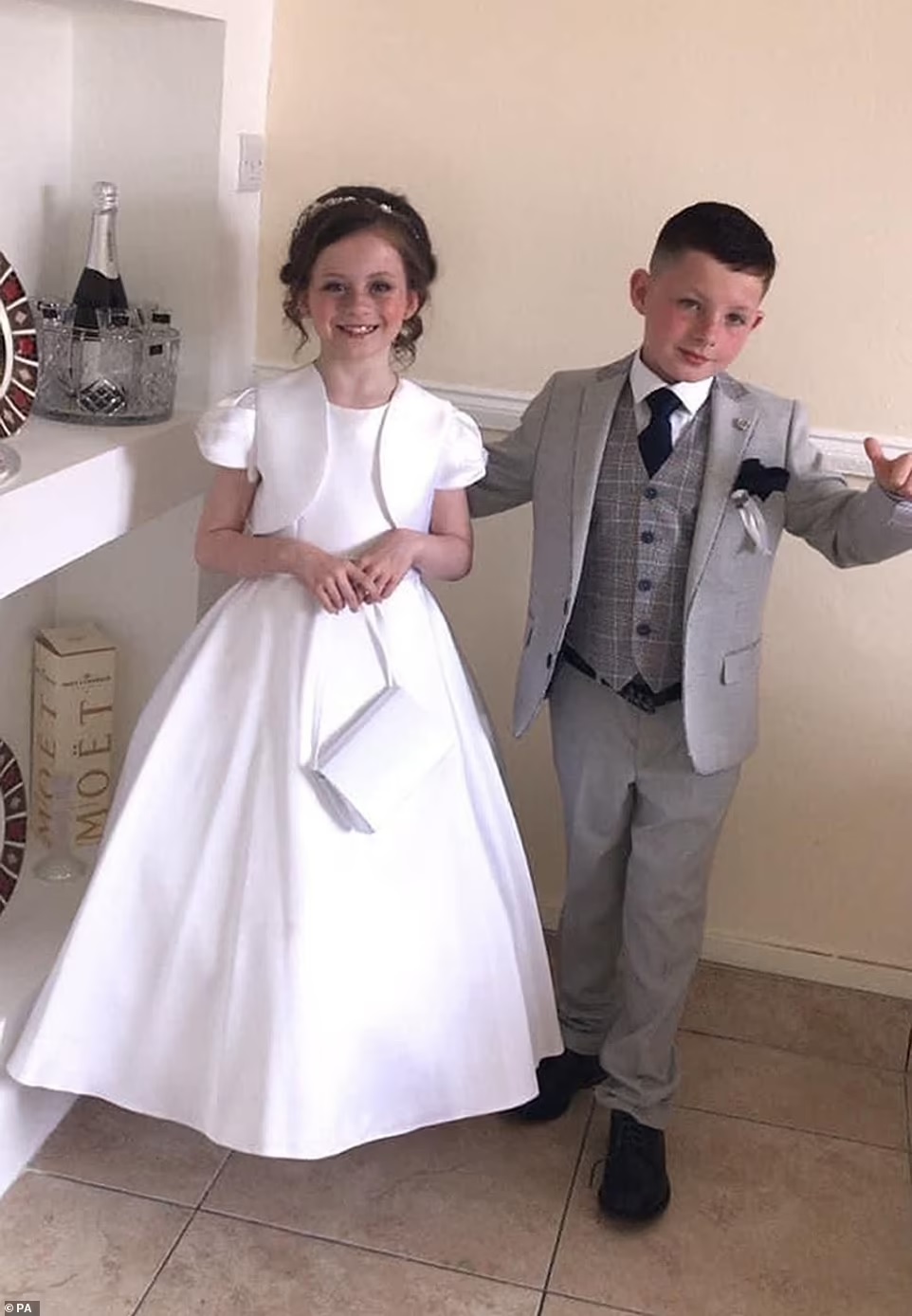 哥哥扔8岁双胞弟妹下楼 18岁妹妹阻止遭斩死