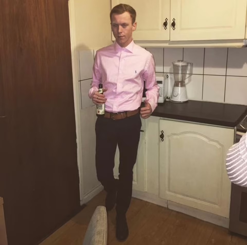 哥哥扔8岁双胞弟妹下楼 18岁妹妹阻止遭斩死