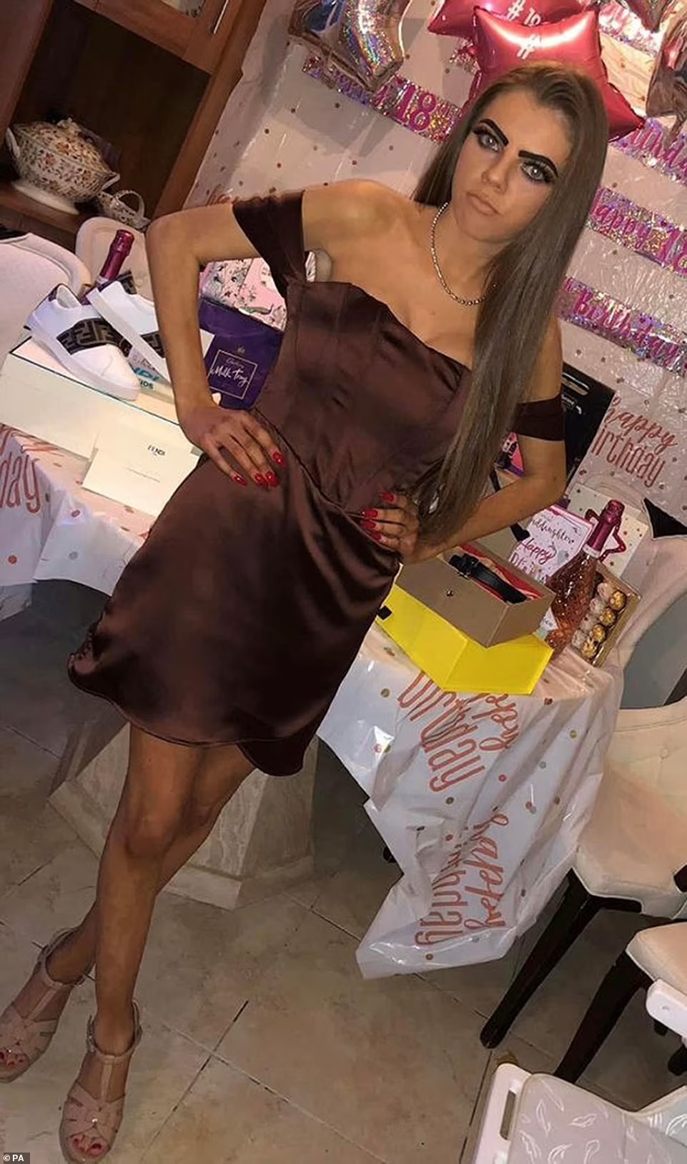 哥哥扔8岁双胞弟妹下楼 18岁妹妹阻止遭斩死