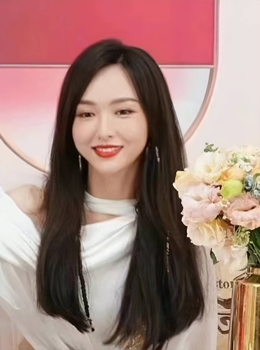 唐嫣直播仅200观众   脸肿被质疑打针