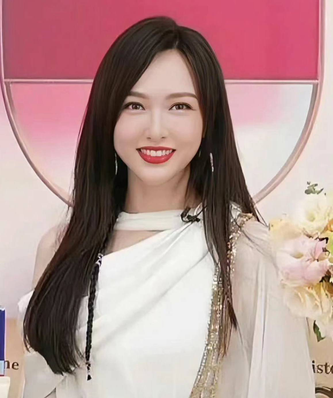 唐嫣直播仅200观众   脸肿被质疑打针