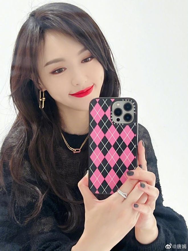 唐嫣直播仅200观众   脸肿被质疑打针