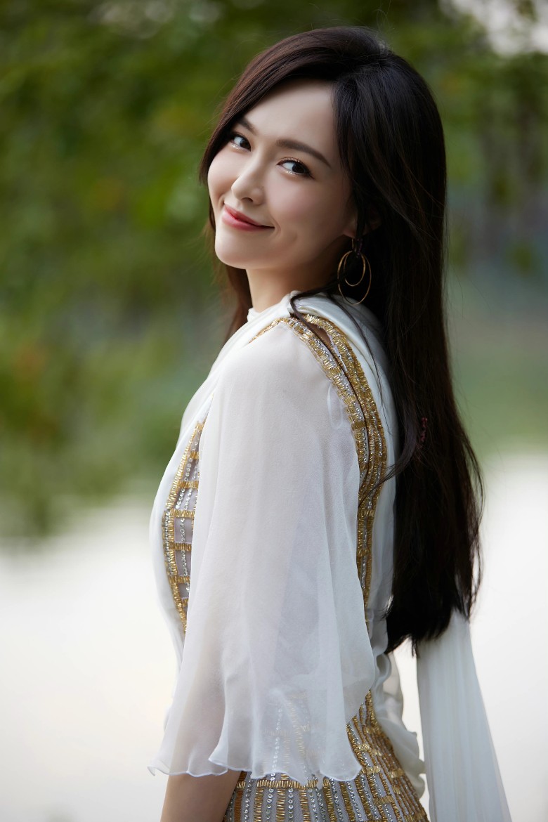 唐嫣直播仅200观众   脸肿被质疑打针