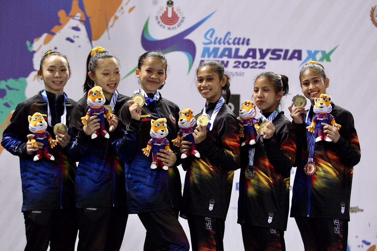 器械操4赛项皆全场最高分 直辖区阔别26年夺女团金牌