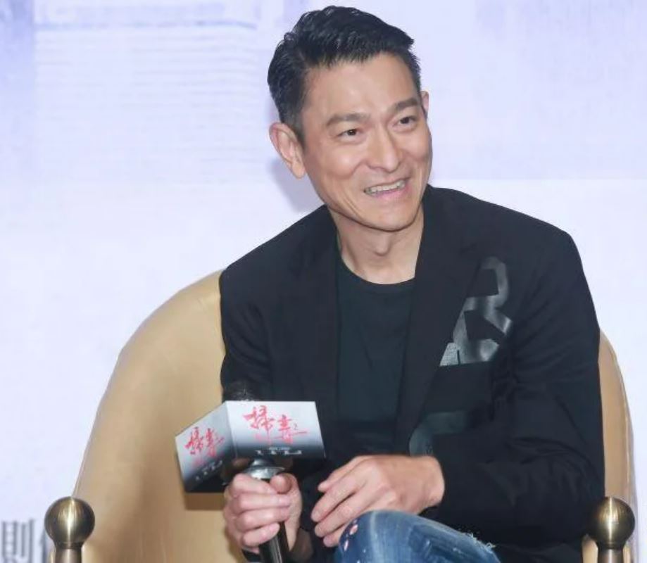 四大天王出道前珍贵片段曝光 22岁张学友唱歌遭批“尾音随便”