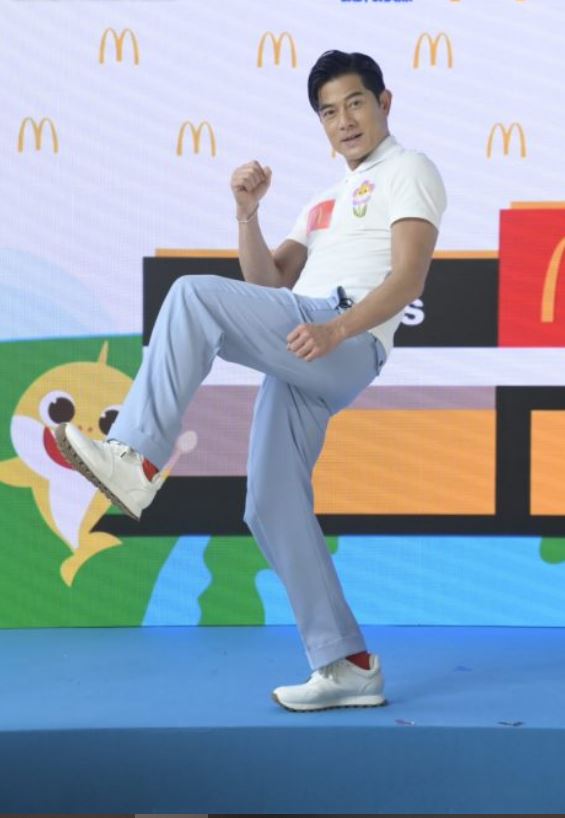 四大天王出道前珍贵片段曝光 22岁张学友唱歌遭批“尾音随便”