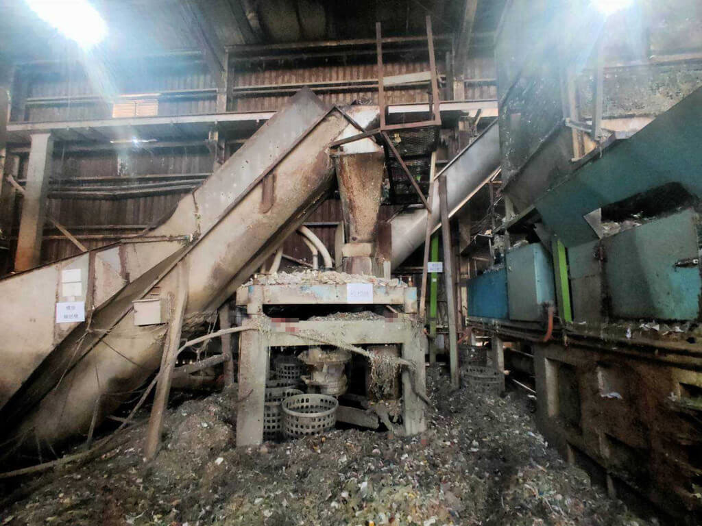 回收工厂员工少1人 惊见碎肉才知跌落绞碎机