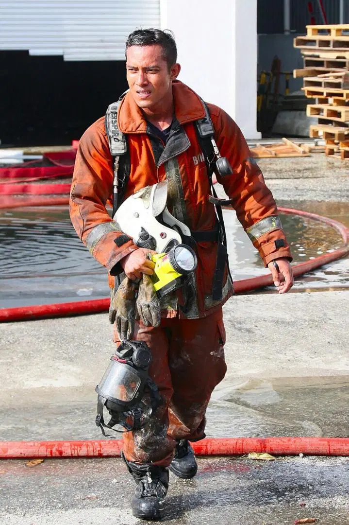 国庆庆典帅气秀肌肉 健美消拯员一夜爆红