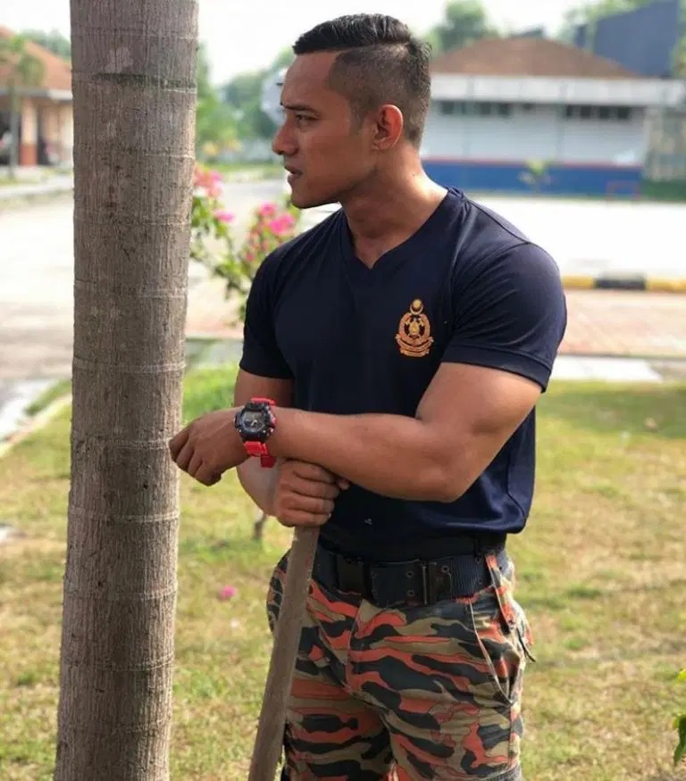 国庆庆典帅气秀肌肉 健美消拯员一夜爆红