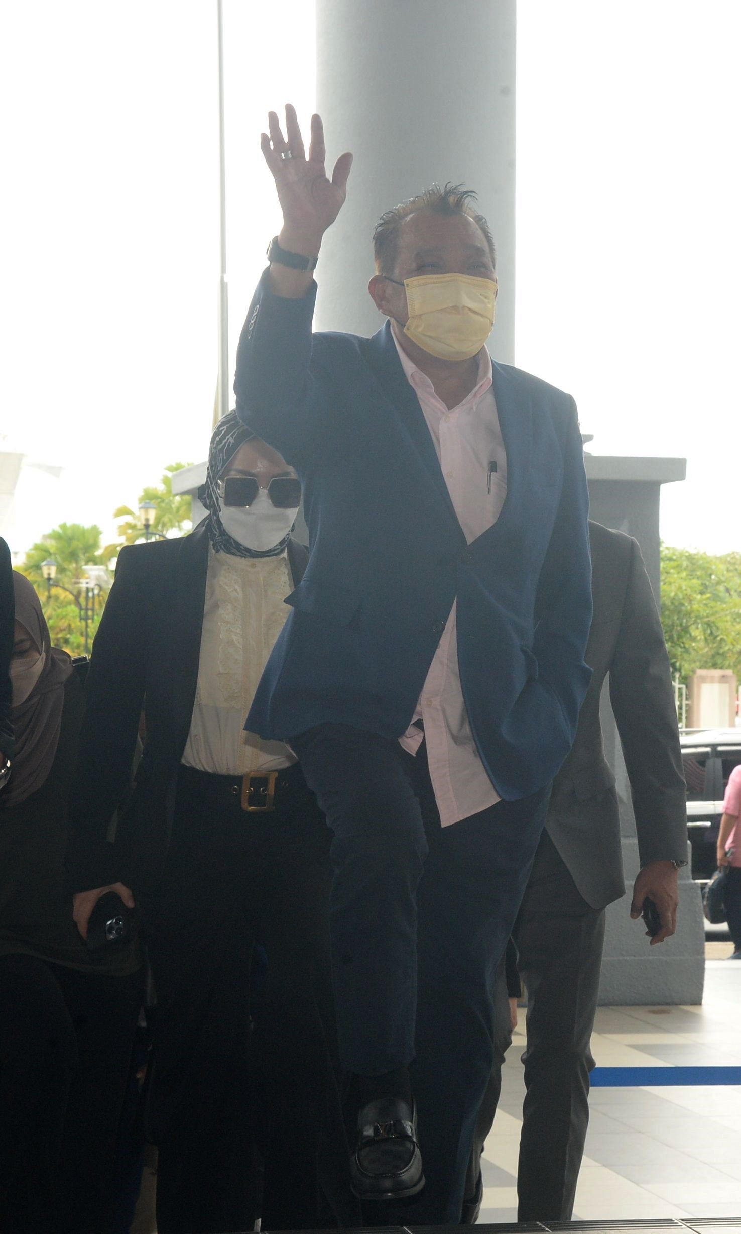 夜报封面∕地庭 邦莫达夫妇收贿案表罪成立