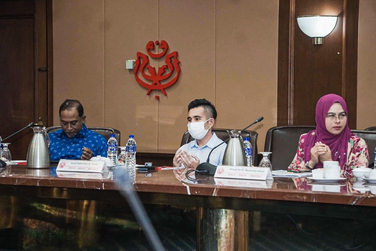 夜报封面∕巫统会议/截至下午4时