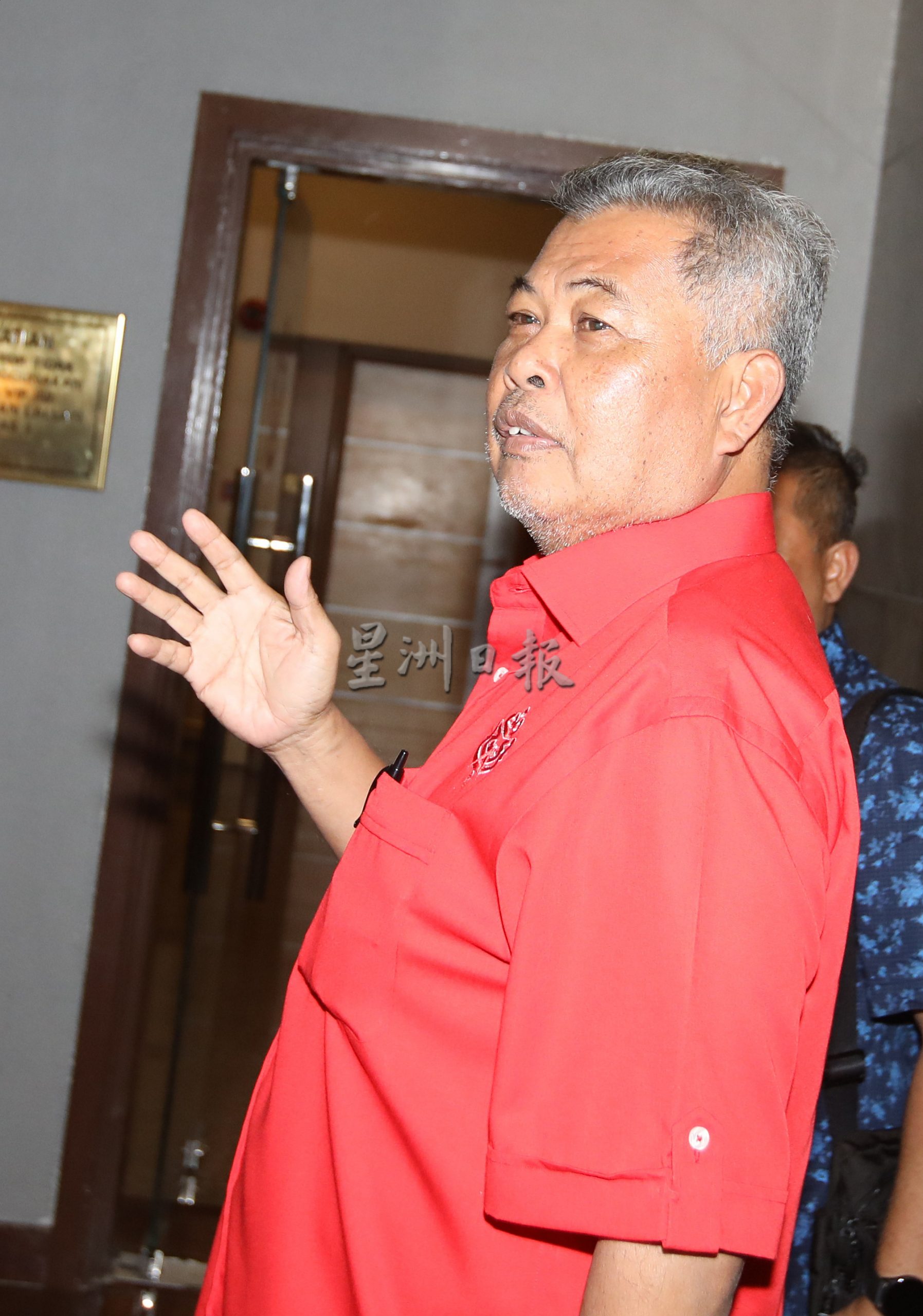 夜报封面∕巫统会议/截至下午4时