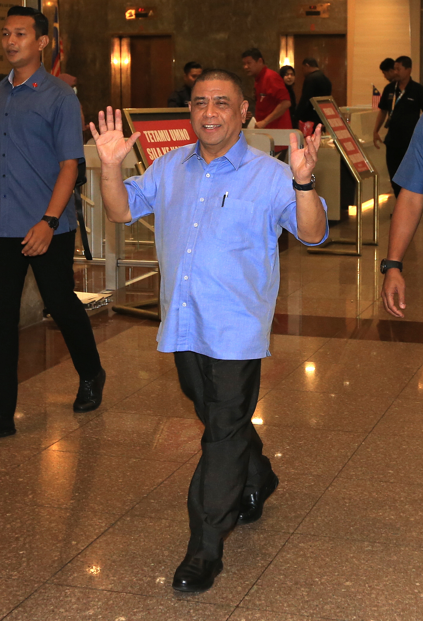 夜报封面∕巫统会议/截至下午4时