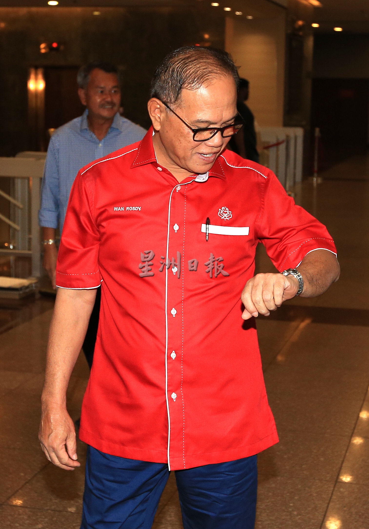 夜报封面∕巫统会议/截至下午4时