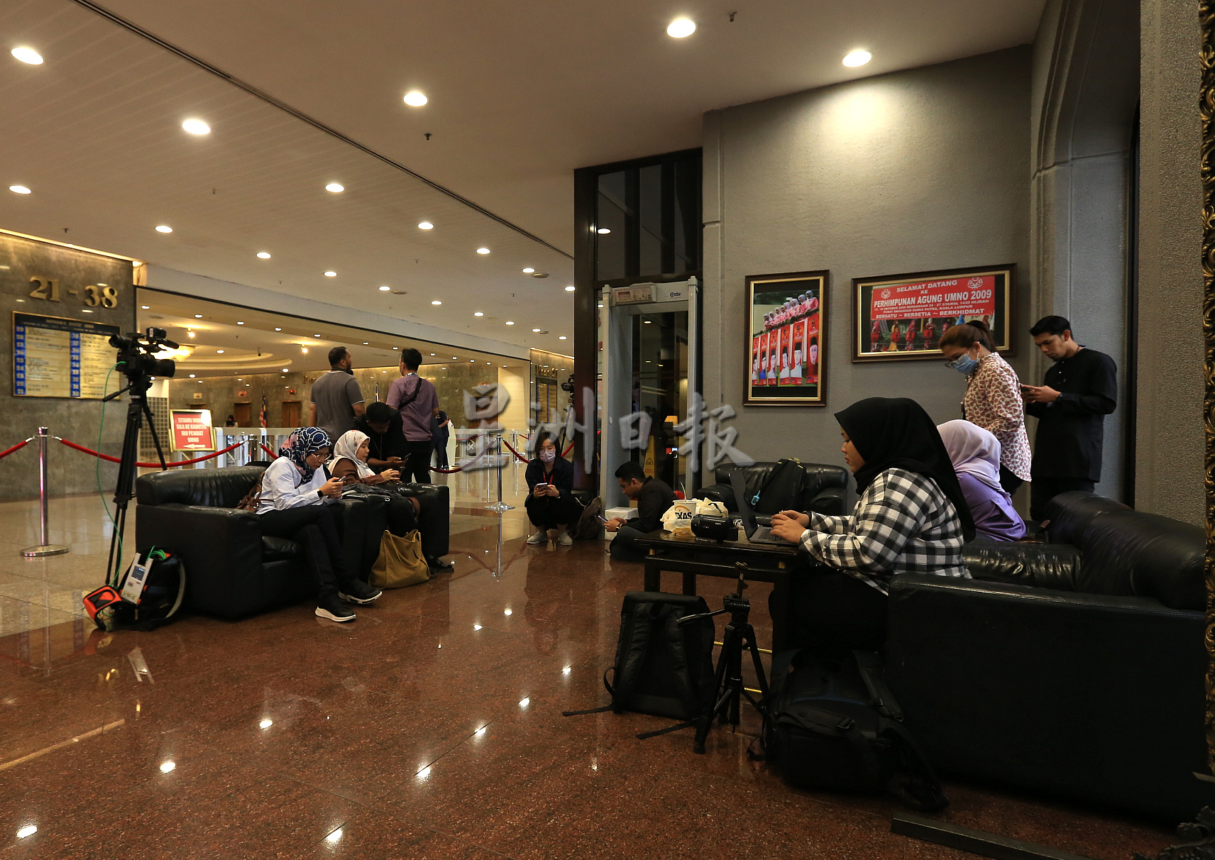 夜报封面∕巫统会议/截至下午4时