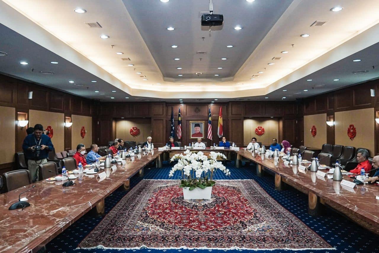 夜报封面∕巫统会议/截至下午4时