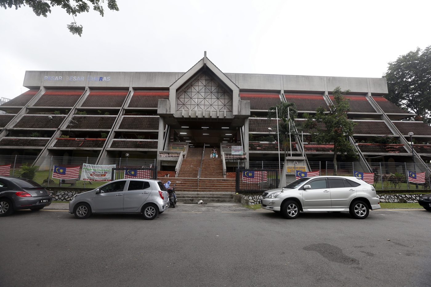 大都会/封面/ 明察暗访:蕉赖大巴刹因在敦拉萨镇“市局房屋”住宅单位的规划范围内需搬迁 / 9图