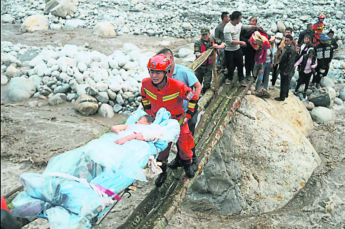 天下事 灾区偏乡桥塌救援难 四川地震增至66死