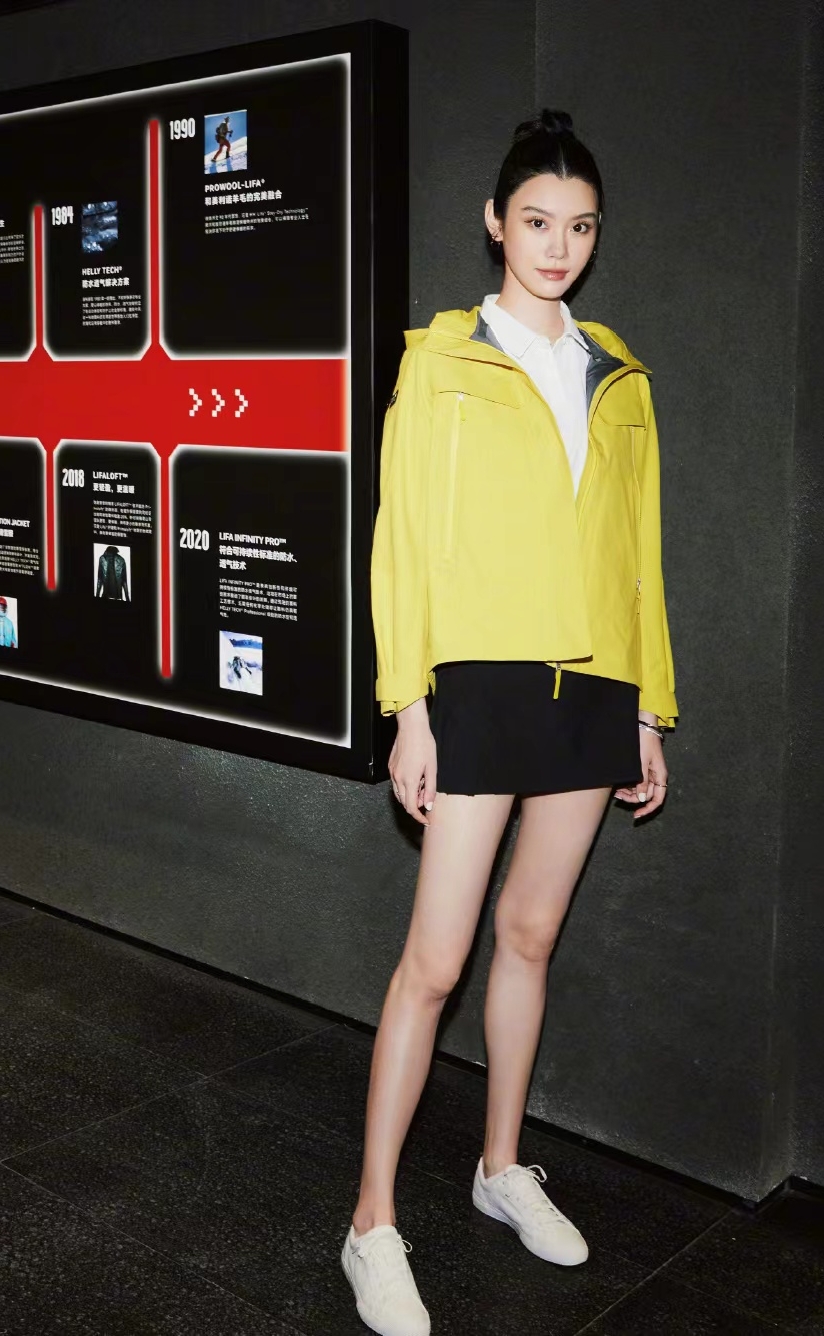 奚梦瑶带娃逛公园  肩上小包要价逾4万 