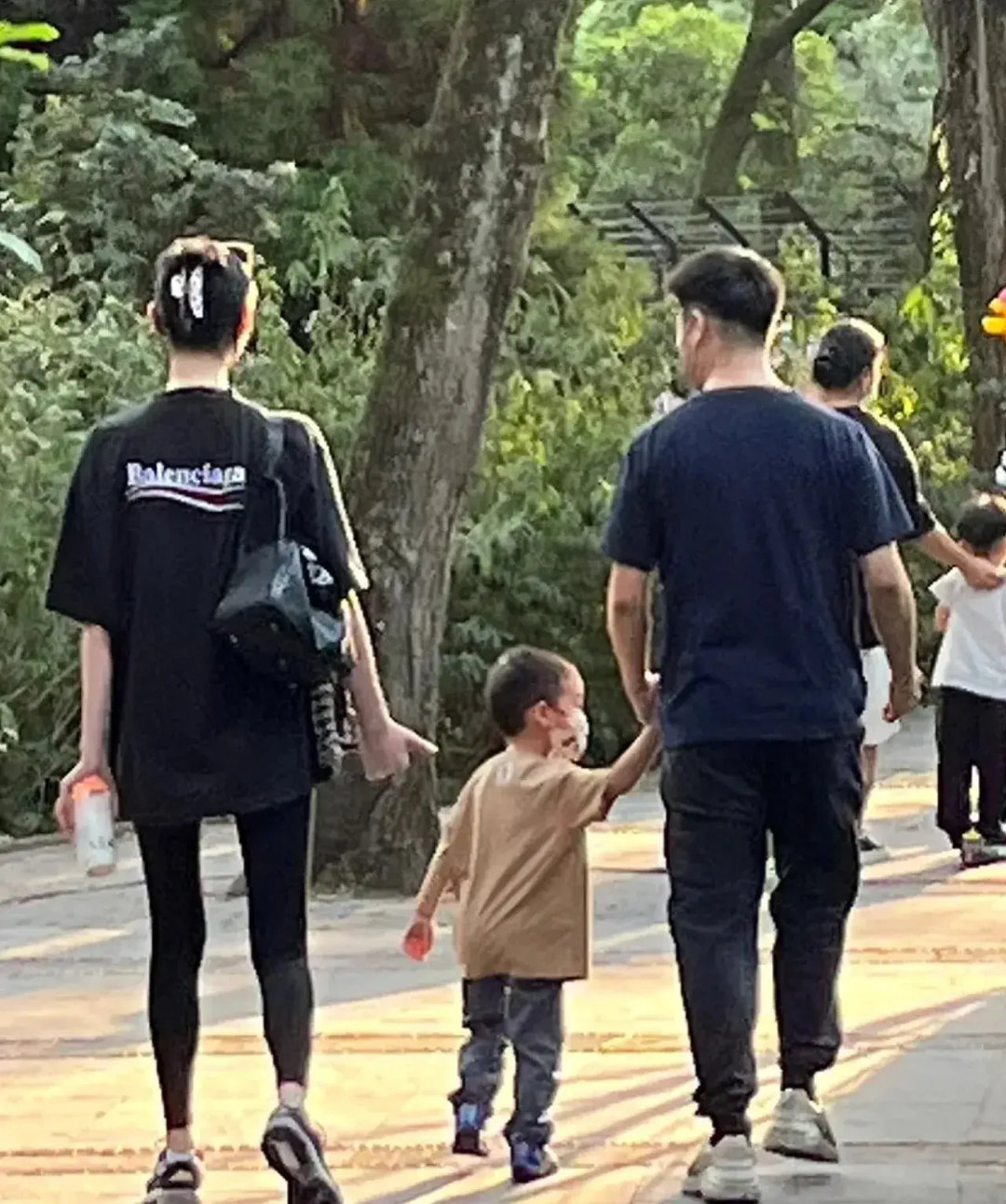 奚梦瑶带娃逛公园  肩上小包要价逾4万 