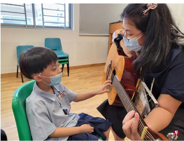 女子辞工进修音乐治疗 助自闭症童表达情感