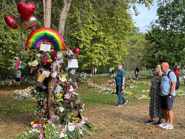 女王逝世“满满献花”到哪去?