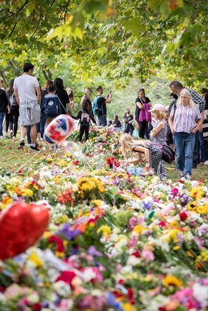 女王逝世“满满献花”到哪去?