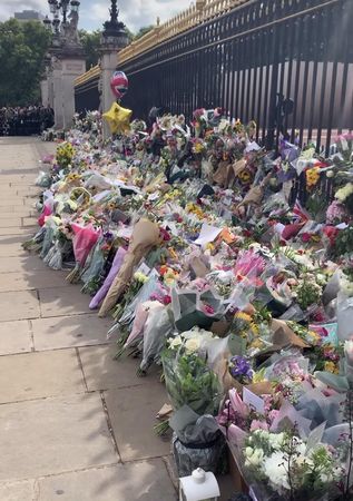 女王逝世“满满献花”到哪去?