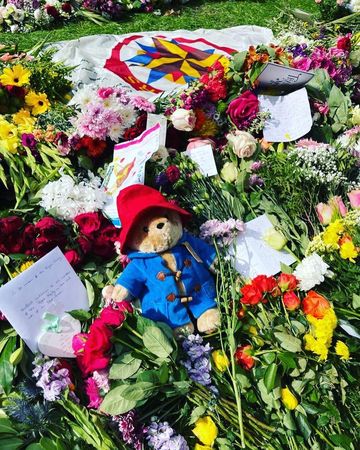 女王逝世“满满献花”到哪去?