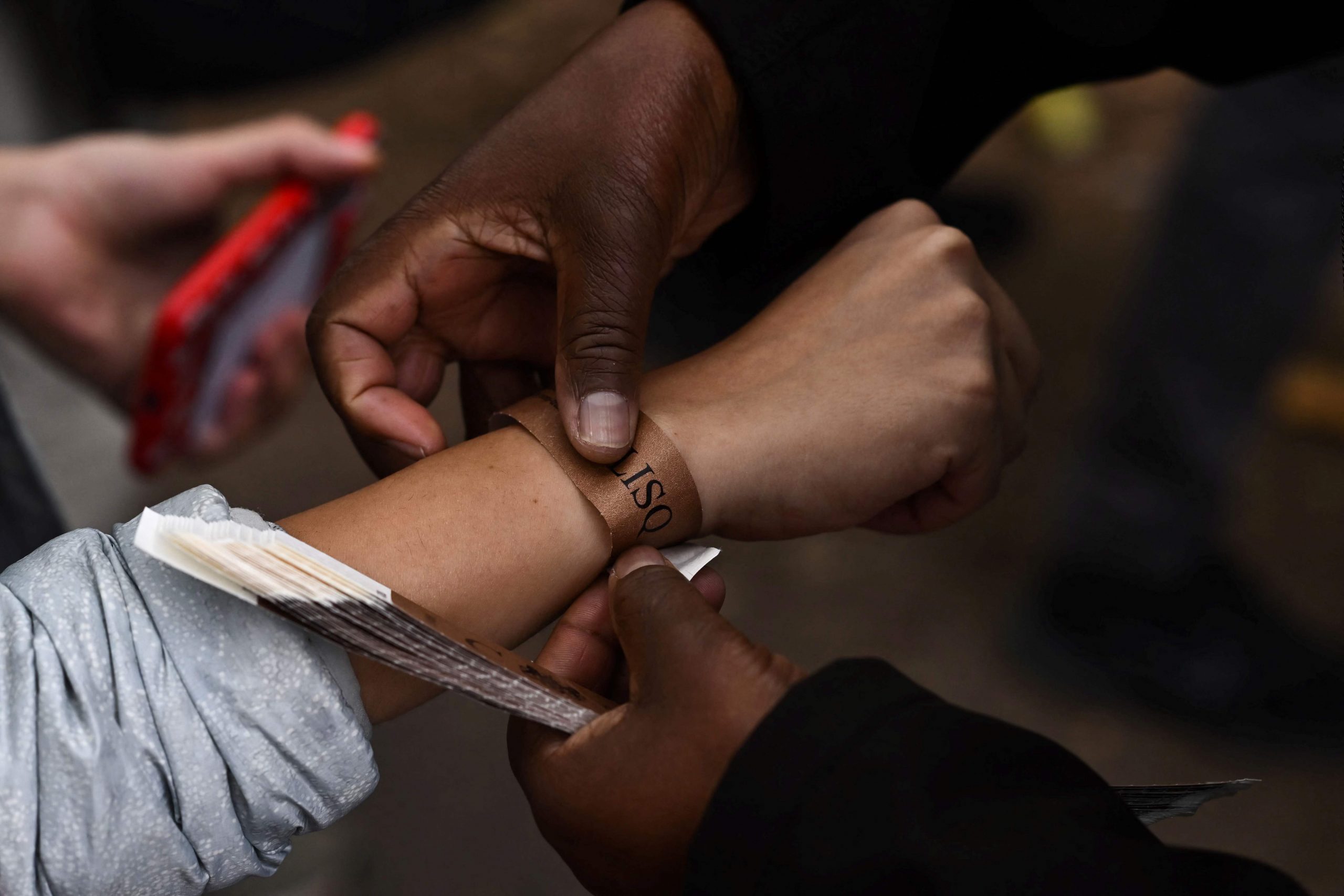 女王逝世“这张用过的纸”竟要价逾35万令吉 网惊:这国家疯了