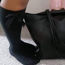 女童穿蝴蝶结袜子上学 校方扬言剪掉还要留校察看