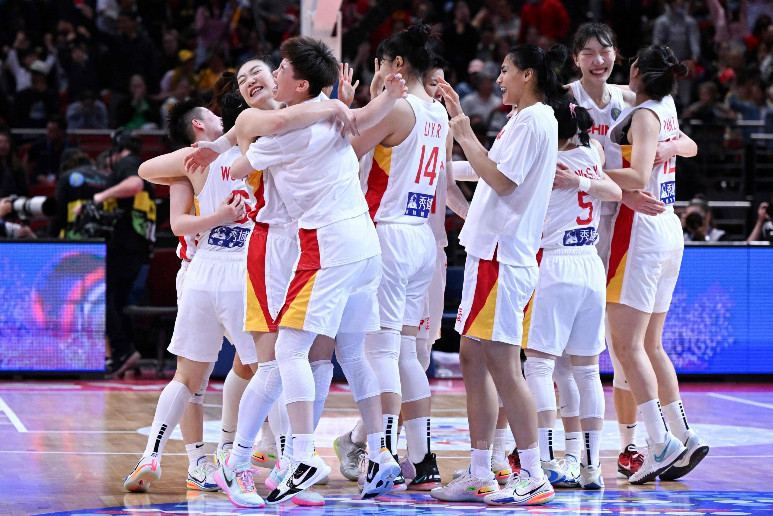 女篮世界杯| 多点开花顶住法国反扑  中国时隔28年闯4强