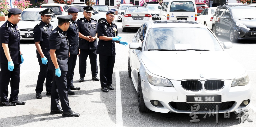 妻报复买凶杀夫14刀  警方：女嫌犯策划已久  谎称“劫杀”