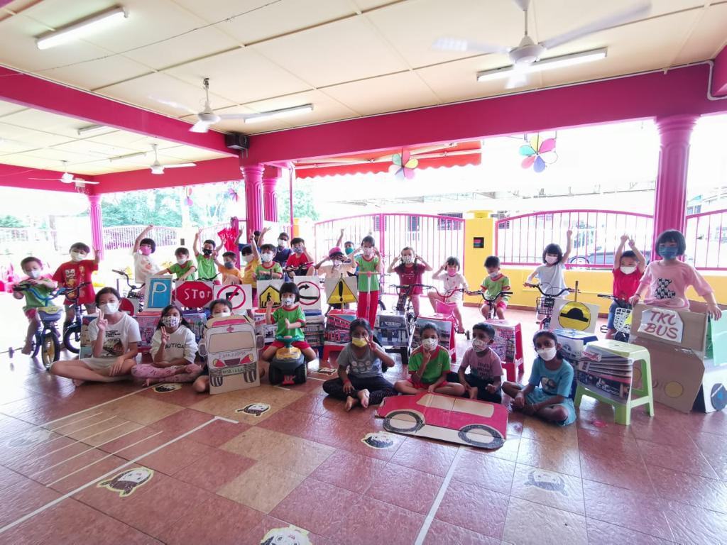 学仁科技幼儿园模拟公路 小朋友“自驾”学道安