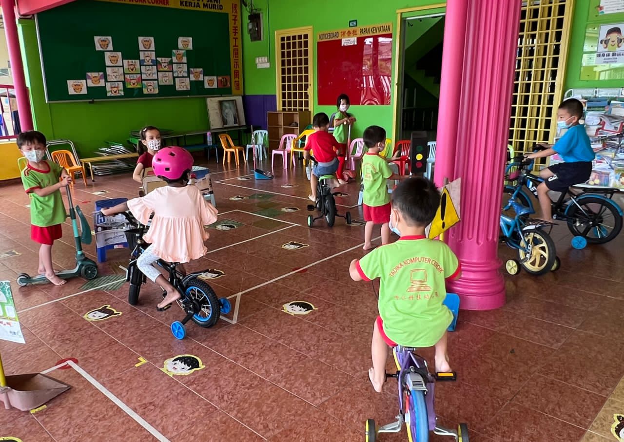 学仁科技幼儿园模拟公路 小朋友“自驾”学道安