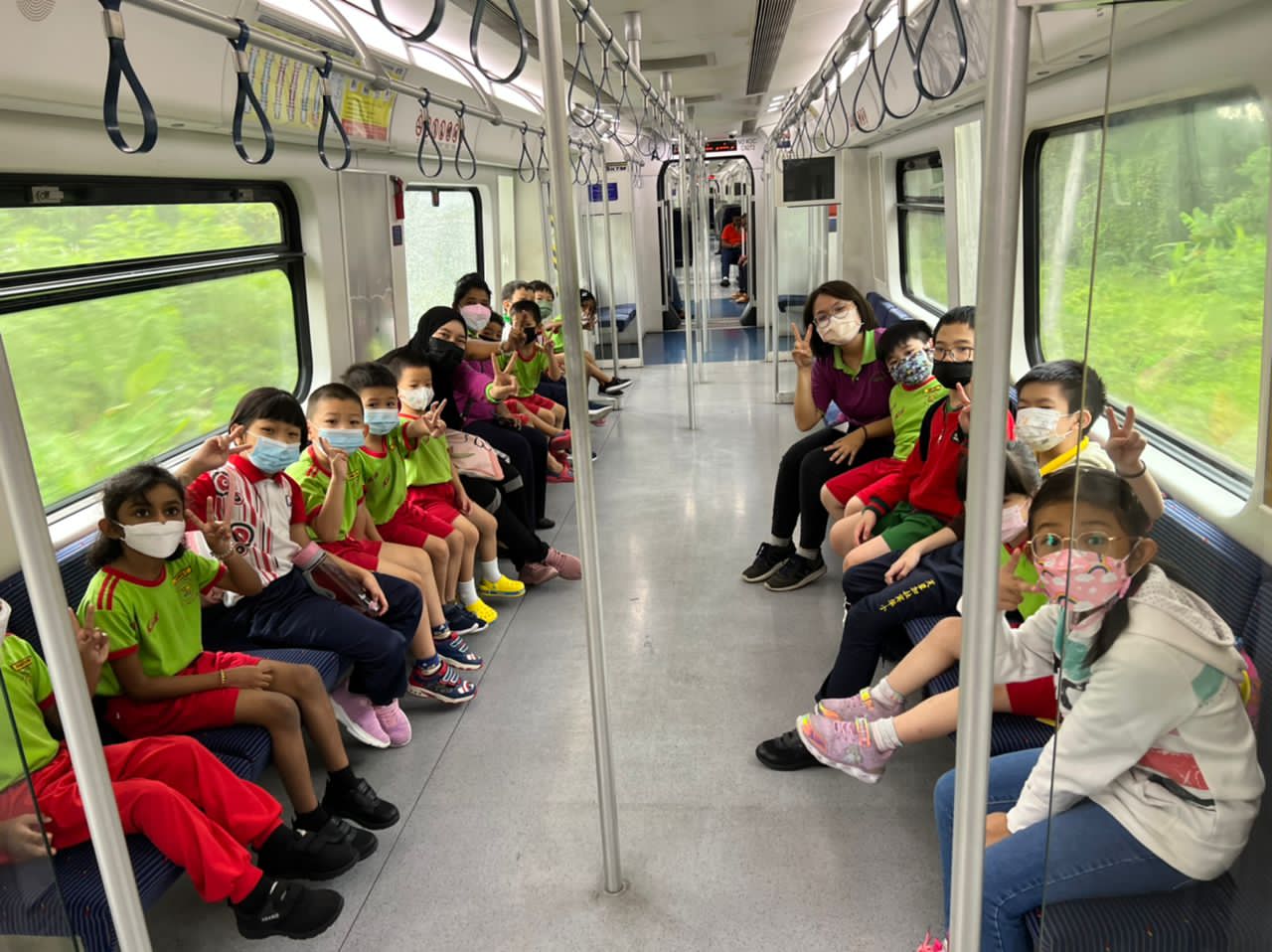 学仁科技幼儿园模拟公路 小朋友“自驾”学道安