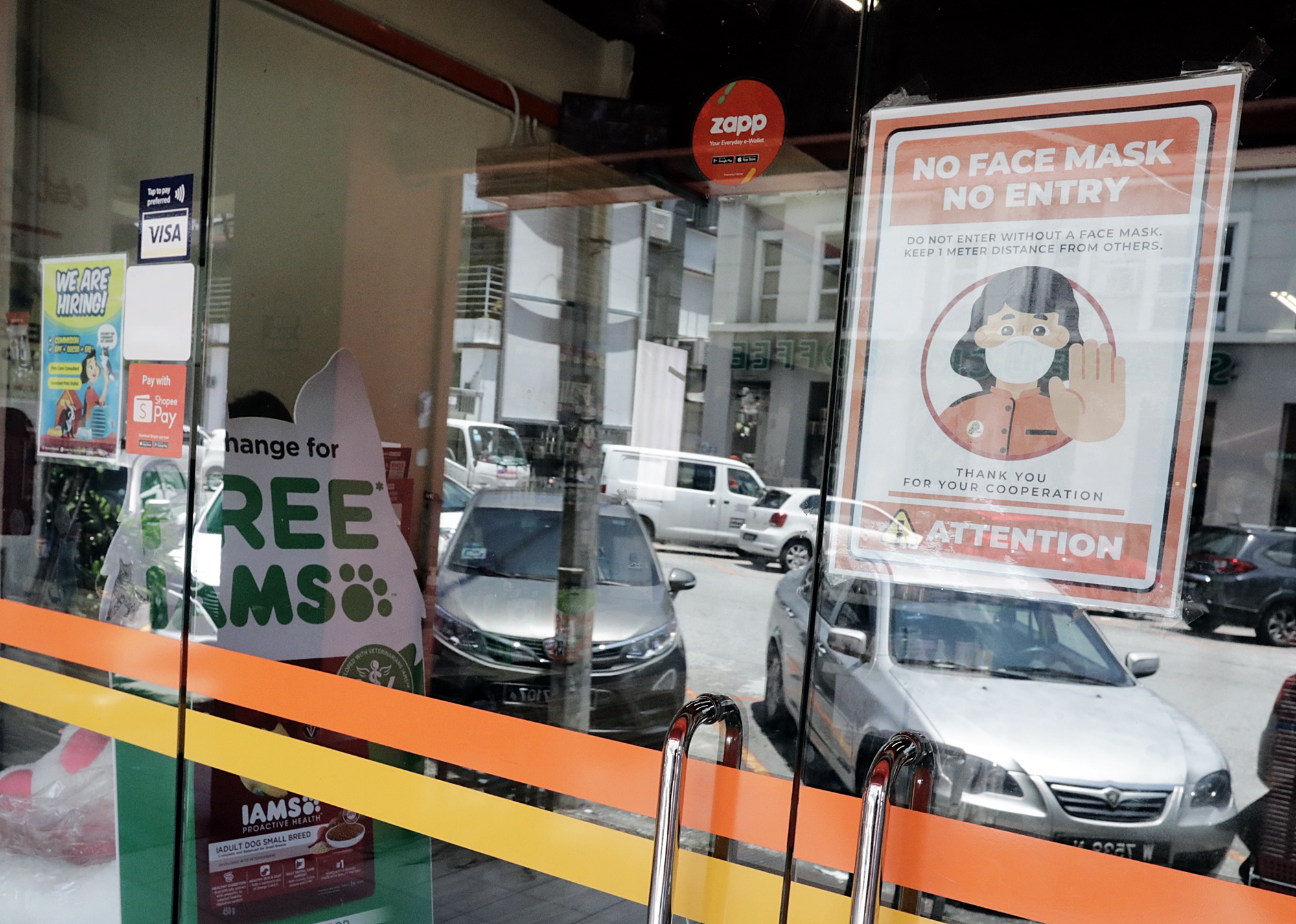 封面-大都会-跟进商店业者有没强制民众必须戴口罩才能入内 9图