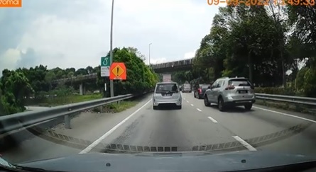 小贩路边兜售成意外导火线 摩托骑士闪轿车被撞后逃