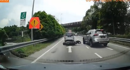 小贩路边兜售成意外导火线 摩托骑士闪轿车被撞后逃