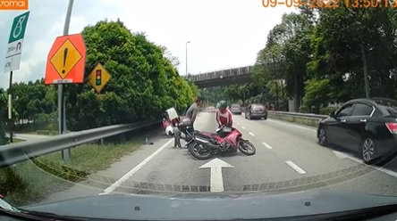 小贩路边兜售成意外导火线 摩托骑士闪轿车被撞后逃